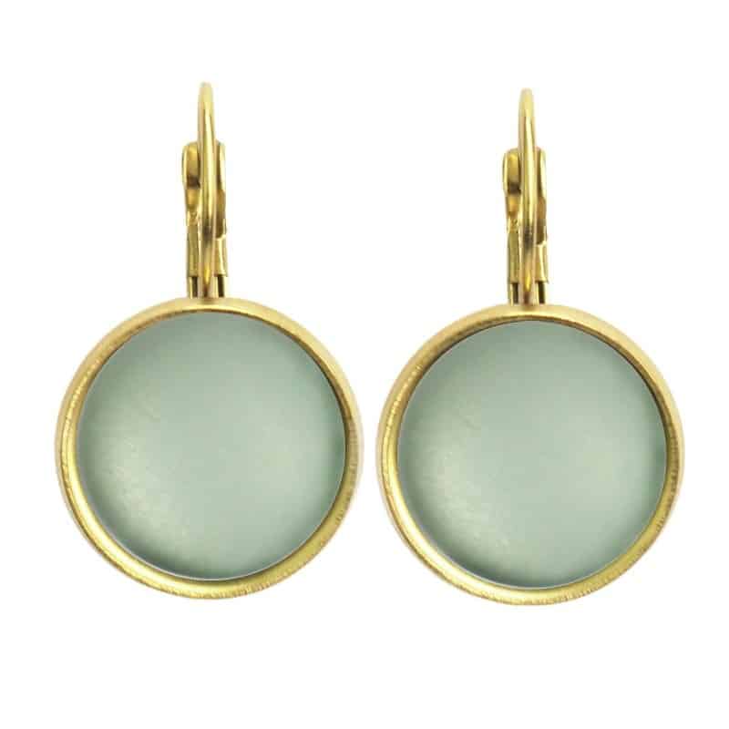 Urban Hippies Øreringe Dots Fir Green Forgyldt rustfrit stål øreringe fra Hollandske Urban Hippies. Stenen måler 12 mm og er forgyldt med Guld. Passer godt sammen med de farverige kjoler og nederdele du finder her på shoppen. match dem op med en flot kjole eller et par jeans og en farverig bluse og tag Urban Hippies Øreringe Dots Fir Green på.