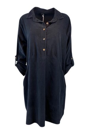 Skovbjerg Collection Kjole Cecilia Fløjl Black Vanvittig lækker baby fløjls kjole i en skøn sort farve. Kjolen har skjortekrave med stolpelukning og 4 knapper. Lange ærmer med knap til oprul. Store lommer Skovbjerg Collection Kjole Cecilia Fløjl Black har en længde der er ca 96 cm og bryst mål på 120 cm 100 % bomuldsfløjl