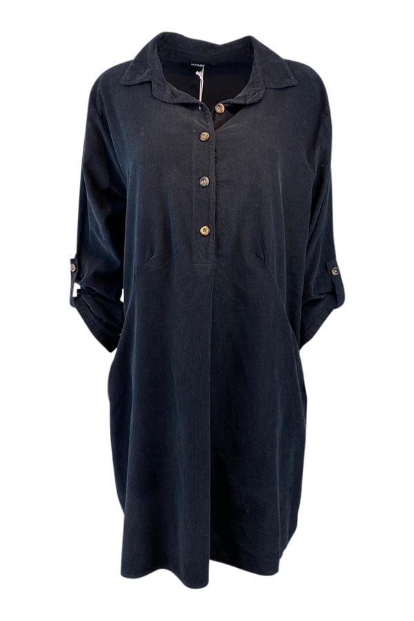 Skovbjerg Collection Kjole Cecilia Fløjl Black Vanvittig lækker baby fløjls kjole i en skøn sort farve. Kjolen har skjortekrave med stolpelukning og 4 knapper. Lange ærmer med knap til oprul. Store lommer Skovbjerg Collection Kjole Cecilia Fløjl Black har en længde der er ca 96 cm og bryst mål på 120 cm 100 % bomuldsfløjl