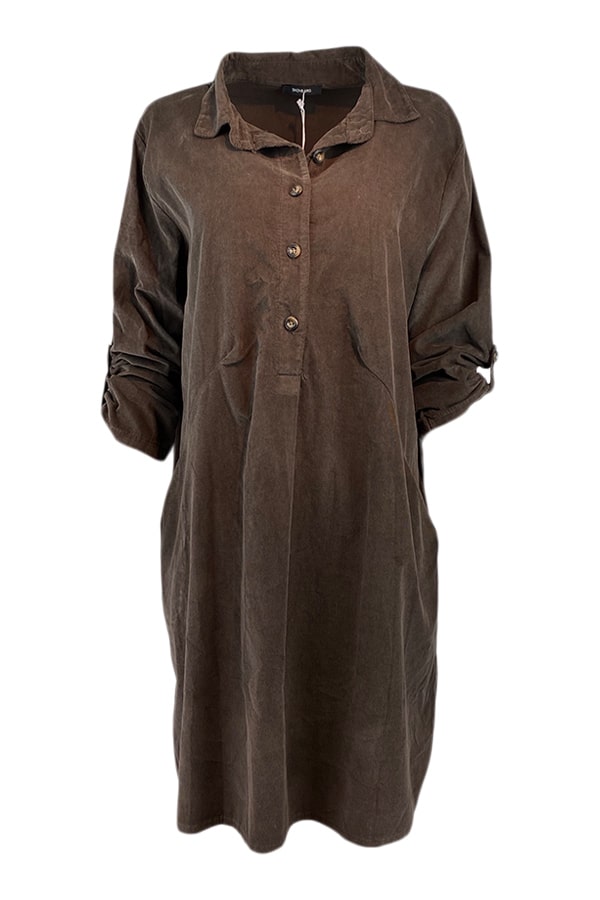 Skovbjerg Collection Kjole Cecilia Fløjl Brown Vanvittig lækker baby fløjls kjole i en skøn brun farve. Kjolen har skjortekrave med stolpelukning og 4 knapper. Lange ærmer med knap til oprul. Store lommer Skovbjerg Collection Kjole Cecilia Fløjl Brown  har en længde der er ca 96 cm og bryst mål på 120 cm 100 % bomuldsfløjl