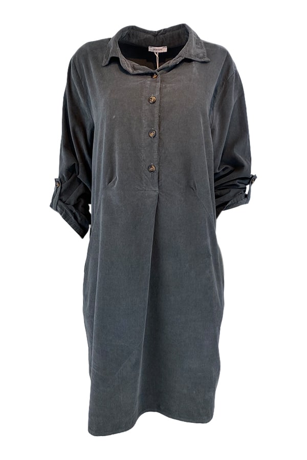 Skovbjerg Collection Kjole Cecilia Fløjl Grey Vanvittig lækker baby fløjls kjole i en skøn grå farve. Kjolen har skjortekrave med stolpelukning og 4 knapper. Lange ærmer med knap til oprul. Store lommer Skovbjerg Collection Kjole Cecilia Fløjl Grey har en længde der er ca 96 cm og bryst mål på 120 cm 100 % bomuldsfløjl