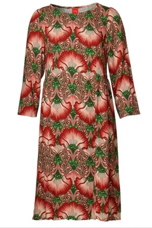 Du Milde Kjole What A Beauty duKamma Fantastisk flot feminin retro kjole, lige til at tage på og gå ud i verden. på en dejlig dag. Flot og festlig ny model. duKamma er syet i 100 % vævet viskose. Kjolen har overskæring i taljen, små læg der tilfører extra vidde til underdelen. duKamma har bryst indsnit, som giver en mere tætsiddende udtryk. Rund halsudskæring og 3/4 ærmer. Denne smukke Du Milde Kjole What A Beauty duKamma er helt klar værd af tage på både til hverdag og fest.