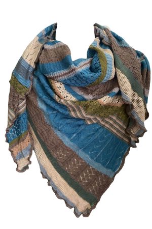 Invero Tørklæde Kyra Düne Her får du det lækreste tørklæde/sjal i de dejligste farver. Blødt og lækkert og have på. Pift din kjole eller tøj op med et smukt tørklæde. Invero Tørklæde Kyra Düne er strikket i en trekant i det smukkeste merino uld fra Italien. Strikket i Tyskland. Utrolig skøn farve kombinationer. Tørklædet måler 140x200