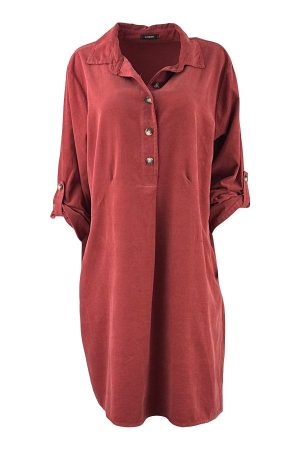 Skovbjerg Collection Kjole Cecilia Fløjl Terra Rossa Vanvittig lækker baby fløjls kjole i en skøn  farve. Kjolen har skjortekrave med stolpelukning og 4 knapper. Lange ærmer med knap til oprul. Store lommer Skovbjerg Collection Kjole Cecilia Fløjl Terra Rossa har en længde der er ca 96 cm og bryst mål på 120 cm 100 % bomuld babyfløjl