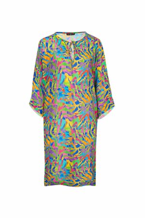 Peace Heart Joy Kjole Carla Surprice Smukkeste kjole i den blødeste Silke/ viskose kvalitet, en kjole du ikke vil tage af. En rigtig flot grafisk kjole i det skønneste farver. Rumlig pasform, blød og lækker at have på. Kjolen har 3/4 ærmer rundhalsudskæring med v udskæring og bindebånd. Peace Heart Joy Kjole Carla Surprice har stik lommer i siderne. og slids i siderne En let og luftige kjole. Style og anvend denne skønhed til hverdag og fest. Brug den som sommerkjole eller til efteråret med et par leggings eller jeans