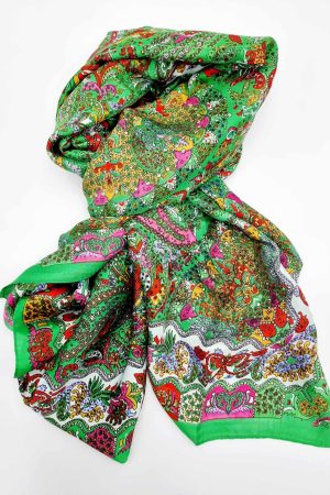 Cat og Co Tørklæde Grøn 312411 Lækkert blødt tørklæde i en skøn blanding af  Viskose og silke. Tørklædet er i paisley print/ mønster. Måler ca 90 x 180 cm Cat og Co Tørklæde Grøn 312411 passer godt ind i din garderobe de kommende måneder. Match dette tørklæde og med en lækker kjole eller en flot bluse. Se også de mange andre fine tørklæder her på shoppen.