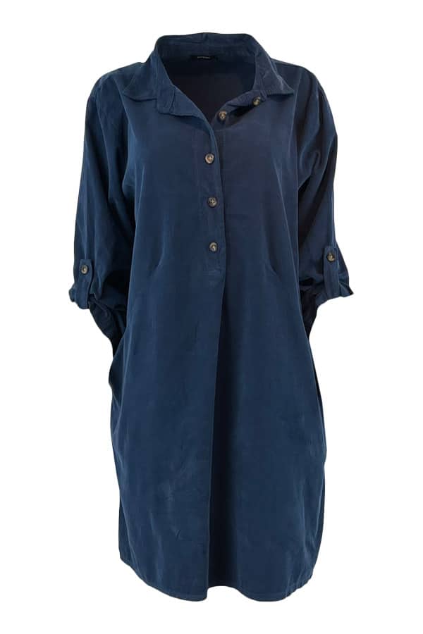 Skovbjerg Collection Kjole Cecilia Fløjl Navy Blue Vanvittig lækker baby fløjls kjole i en skøn Blå farve. Kjolen har skjortekrave med stolpelukning og 4 knapper. Lange ærmer med knap til oprul. Store lommer Skovbjerg Collection Kjole Cecilia Fløjl Navy Blue har en længde der er ca 96 cm og bryst mål på 120 cm 100 % bomuldsfløjl