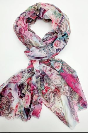 Cat og Co Tørklæde 22351 Fuchsia Lækkert blødt tørklæde i en skøn Viskose/ bomulds kvalitet. Tørklædet er i finteste blomster print i rosa - pink og og lyse farver med guld print. Cat og Co Tørklæde 22351 Fuchsia passer godt ind i de skønne efterår og vinder Match dette tørklæde og med en lækker kjole eller et flot bluse. Se også de mange andre fine farvede tørklæder her på shoppen.