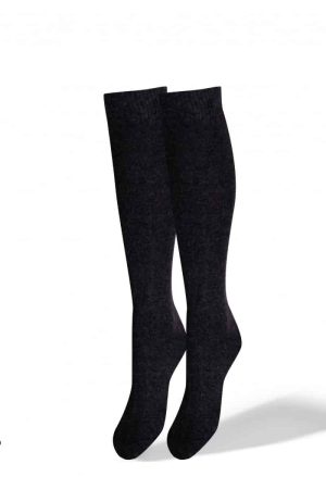 San Giacomo Strømper Cash30Dl Sort Eksklusive knæstrømper i uld og kashmir. Den tidløse elegance af enestående kvalitet. Blød, varm og luftig strømpe, for en "classy cuddle"-effekt. Top komfort elastik, strammer ikke eller falder ned. Forstærket tå og hæl. Differentieret mesh langs hele benet for at sikre maksimal komfort i lægområdet. Forstærket tå og hæl. Sammensætning: 33% ULD - 25% VISCOSE - 22% POLYAMID - 18% KASMIR - 2% ELASTANE Du finder 2 forskellige farver. San Giacomo Strømper Cash30Dl Sort passer perfekt til de kolde tider. Ses her i farven grå en absolut klassiker til en hver garderobe.