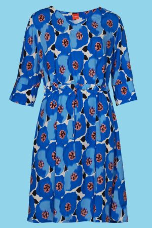 Du Milde Kjole Poppy Blue duYasmina Flot farverig kjole i 100% viskose med meget vidde. Kjolen er i A-facon, hvilket giver mulighed for at udnytte den store bredde forneden. Vidden i skørtet betyder, at denne model også er fantastisk til kvinder med hofter. Den Du Milde Kjole Poppy Blue duYasmina  har en fin V-hals åbning og stiklommer i siderne. Vi vil som udgangspunkt anbefale, at du vælger samme størrelse, som du vil gøre i viskose jersey kjolerne eller evt et nummer mindre, hvis du ikke har brug for vidden over hofterne