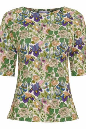 Dazzle Me Bluse Some Things Never Change Denne bluse har et smukt botanisk print med en levende blanding af blomster og blade i grønne, lilla, blå og beige nuancer. Designet er feminint og sommerligt, hvilket gør den perfekt til både hverdag og festlige lejligheder. Blusen har en rund halsudskæring og korte ærmer, der giver et let og luftigt udtryk. Pasformen ser behagelig og let figursyet ud, hvilket gør den flatterende for mange kropstyper, som giver god komfort og åndbarhed. Denne bluse vil være flot stylet med et par jeans for et afslappet look eller med en nederdel for et mere elegant outfit. Dazzle Me Bluse Some Things Never Change  fås kun i begrænset antal.