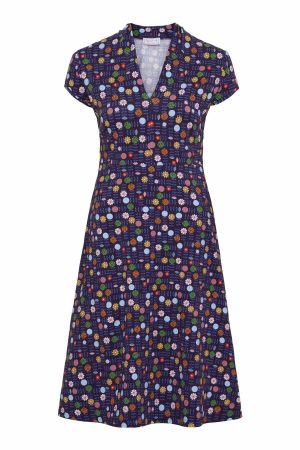 Dazzle Me Kjole A Matter Of Infinite Hope Denne kjole har et smukt og farverigt mønster på en mørkeblå baggrund, der skaber en levende og charmerende stil. Det geometriske og blomstrede print tilfører et legende og retro-inspireret udtryk. Designet har en flatterende V-udskæring og en taljeret pasform, der fremhæver figurer. Kjolen har skæring under brystet. De korte ærmer giver et feminint og let look, mens den let A-formede nederdel tilfører bevægelse og elegance. Denne kjole er perfekt til både hverdagsbrug og mere festlige lejligheder – den kan styles med sandaler om sommeren eller strømpebukser og støvler om efteråret. Som altid er kjolerne fra Danske Dazzle me altid øko tex certificeret