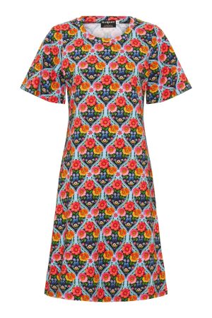 Margot Kjole Miriam Nightcap En kjole med et farverigt og detaljerigt blomstermønster. Mønsteret består af røde, orange og lyserøde blomster arrangeret i et gentagende diamantformet design med blå og sorte baggrundsdetaljer. Kjolen har en afslappet pasform, korte ærmer og en rund halsudskæring, hvilket gør den både komfortabel og stilfuld. Designet har et retro- eller vintageinspireret look, perfekt til dem, der elsker farverige og unikke tøjstile Let og åndbart stof, der er perfekt til både hverdagsbrug og sommerdage. Margot Kjole Miriam Nightcap er både sjov og stilfuld og vil være et perfekt valg for dig, der elsker farverige og unikke prints!
