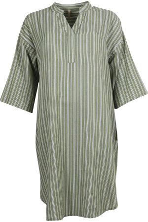 Ofelia Kjole Tunica Viki Sage Combi En super let og lækker tunika med flot striber i grøn og hvid Tunikaen er med flot hals der går ned i V, med stolper og Kina krave Ærmerne er 3/4 lange ærmer  En dejlig løs pasform, så alle kan passe denne fine model uanset kropstype Kvalitet: 100% Bomuld