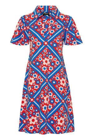 Margot Kjole Pil Spotlight Denne kjole har et smukt og farverigt design med en blå baggrund og et blomstermønster i nuancer af rød, blå og hvid, som giver den et 60’er/70’er-inspireret look. Der skaber et livligt og harmonisk udtryk. Kjolen har en klassisk A-formet silhuet, der falder smukt og flatterende på kroppen.  Margot Kjole Pil Spotlight er perfekt til en dig, der elsker farverig og unik mode!