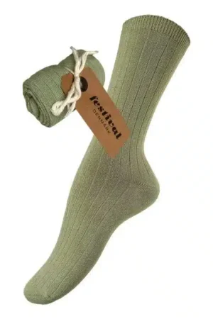 Festival Bambus Strømper Sage Skønne bløde bambus strømper fra Festival strømper. Her i en skøn flot brun farve. Festival Bambus Strømper Sage er en velsiddende luksus strømpe, hvor dine fødder stor trives. Strømerne er åndebar, temperatur regulerende, og ingen sure tæer. Er din hud sensitiv, har du eksem , eller psoriasis, er bambus er godt valg, kan være med til at mildne dine symptomer. Der er god elasticitet i strømperne. Bambus er miljø venligt.