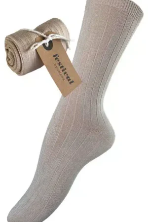 Festival Bambus Strømper Sand Skønne bløde bambus strømper fra Festival strømper. Her i en skøn flot sand farve. Festival Bambus Strømper Sand er en velsiddende luksus strømpe, hvor dine fødder stor trives. Strømerne er åndebar, temperatur regulerende, og ingen sure tæer. Er din hud sensitiv, har du eksem , eller psoriasis, er bambus er godt valg, kan være med til at mildne dine symptomer. Der er god elasticitet i strømperne. Bambus er miljø venligt.