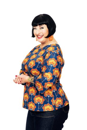 Cissi Och Selma Bluse Vendela Retroblom Blåbrun Vendela blusen er en A-formet top i lækker økologisk bomuldsjersey med 3/4-ærmer. Modellen er slankere foroven og bredere forneden. Toppen har slidser i siderne, hvilket giver den en fin pasform.  Et blomstermønster med store blomster. Farverne er inspireret af 70'erne og er i forskellige orange og gule toner på en blå bund. Cissi Och Selma Bluse Vendela Retroblom Blåbrun er en lige model, gå en størrelse ned, hvis du ønsker, at den skal sidde tættere på figuren. Stoffet er strækbart.