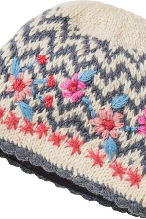 Himalaya Clothing Hue Uld Natural Skøn hue i et flot strikket mønster, Denne skønne varme hue er fremstillet i 100 % uld. Holder dig dejlig varm på de kolde dage. Du finder dem også som strikket luffer her på shoppen. Brug den på de lange gåture med hunden eller på en kold vinter dag.