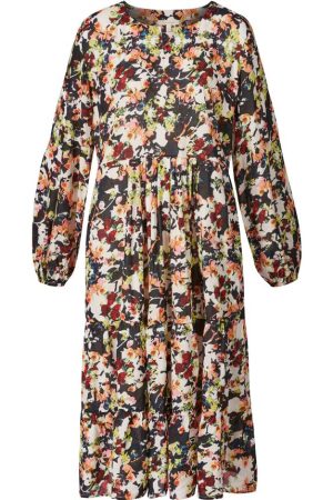 Himalaya Clothing Kjole Lusan Kjolen er et udsøgt mesterværk inden for bæredygtig mode. Den er fremstillet af miljøvenlig Lenzing™ EcoVero™ viskose og giver en drømmende følelse. Med sin bløde runde halsudskæring med et lille V. Praktiske sidelommer og kunstfærdigt placerede dekorative læg sætter den en moderigtig tone. Det overordnede print tilføjes der et skønt touch og fuldender det tidløse look.  Himalaya Clothing Kjole Lusan stilfuld er feminin og klassisk, perfekt til både afslappet og mere formelle anledninger.