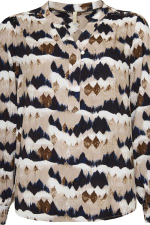 Ofelia Bluse Lucy Sand Combi Ofelia Bluse Lucy Sand Combi er fremstillet i 100% Viscose, hvilket gør den let og behagelig at have på hele dagen. Feminin fine bluse med V udskæring med usynlig knaplukning tilført to fine smukke knapper.  Blusen har lange ærmer med bred elastik afslutning. Der er tilføjet et sofistikeret farve kombination til designet. Med sin løse pasform er blusen ideel til både hverdagsbrug og festlige lejligheder. Flot farver i sand, mørkeblå og brune nuancer gør den let at style med både lyse og mørke underdele for et alsidigt look