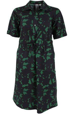 Danefæ Kjole DaneSusanne Pine Bramble Smuk og klædelig kjole i en lækker poplin stretch i en lækker bomuldskvalitet Danefæ Kjole DaneSusanne Pine Bramble er en skøn kjole med en skøn pasform. Skæring under brystet, hvilken på denne skjortekjole er meget klædeligt Kjolen sidder til henover barmen og har stretch i stoffet, hvilket gør kjolen både behagelig og smuk at have på, så vælg eventuelt en størrelse større end normalt, hvis du ønsker mere plads. Denne kjole er perfekt til både hverdagsbrug og ferie, hvor den kan styles med sandaler eller sneakers for et cool og afslappet look! ☀️👗💖 Brug den med bare ben på din ferie  eller med et par strømpebukser under på køligere dage. Materiale: 95% bomuld/5% elastan. Materialet er Oeko-tex certificeret