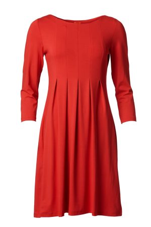 Du Milde Kjole Always Almina Red Long Sleeve Så fin og elegant kjole som har en båd formet halsudskæring. Kjolen har mange læg foran ned over brystet og bagpå ryggen. Det betyder den sidder pænt til over barmen, men får ekstra vidde over mave, hofter og numse duMildes basismodeller er gode at kombinere med specielle smykker og tørklæder, åbenstående jakker eller en cardigan. Denne smukke ensfarvet basic Du Milde Kjole Always Almina Red Long Sleeve er helt klar værd af tage på både til hverdag og fest.