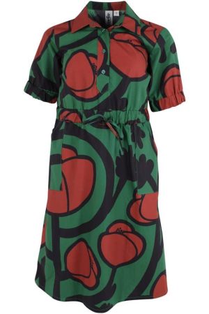 Danefæ Kjole DaneSusanne Pine Big Poppy Smuk og klædelig kjole i en lækker poplin stretch i en lækker bomuldskvalitet Danefæ Kjole DaneSusanne Pine Big Poppy er en skøn kjole med en skøn pasform. Skæring under brystet, hvilken på denne skjortekjole er meget klædeligt Kjolen sidder til henover barmen og har stretch i stoffet, hvilket gør kjolen både behagelig og smuk at have på, så vælg eventuelt en størrelse større end normalt, hvis du ønsker mere plads. Lommer i sidesømmene. Denne kjole er perfekt til både hverdagsbrug og ferie, hvor den kan styles med sandaler eller sneakers for et cool og afslappet look! ☀️👗💖 Brug den med bare ben på din ferie  eller med et par strømpebukser under på køligere dage. Materiale: 95% bomuld/5% elastan. Materialet er Oeko-tex certificeret