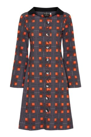 Margot Kjole Girlish Greyhound Denne kjole har et smukt print af smukke geometrisk kjole i orange og sorte nuancer. Denne skønhed har lange ærmer. Smuk sort  jacquard krave Der skaber et livligt og harmonisk udtryk Kjolen er rumlig fra talje og ned, der falder smukt og flatterende på kroppen. Margot Kjole Girlish Greyhound er perfekt til en dig, der elsker farverig og unik mode! Jeg vil gerne have, at du får mest glæde, flest komplimenter og mange gode oplevelser i dit nye tøj. En måde at hjælpe det på vej er, at det bliver behandlet korrekt. For at sikre dig flest mulige gode oplevelser med din nye MARGOT samt mindst slid, er det vigtigt, at du følger Margot´s miljøvenlige råd samt følger den vaskeinstruktion der er indsyet i tøjet, hvis tøjet er beskidt. Vaskeinstruktionen sidder som regel indvendigt i tøjets venstre side!